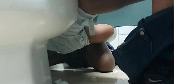  Chico mamando en toilet de terminal  Guy sucking and jerking off